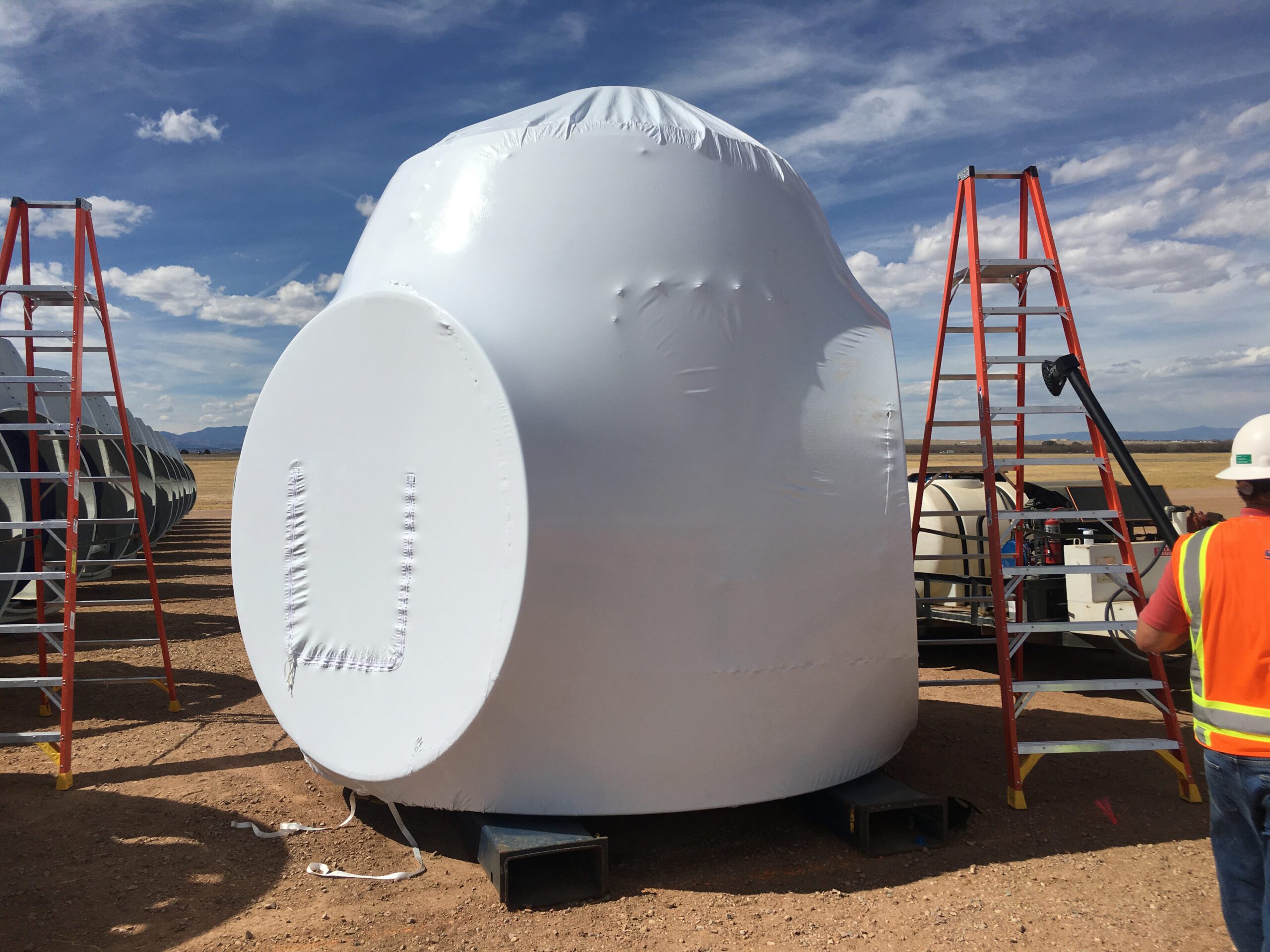 wind turbine hub with protective cover